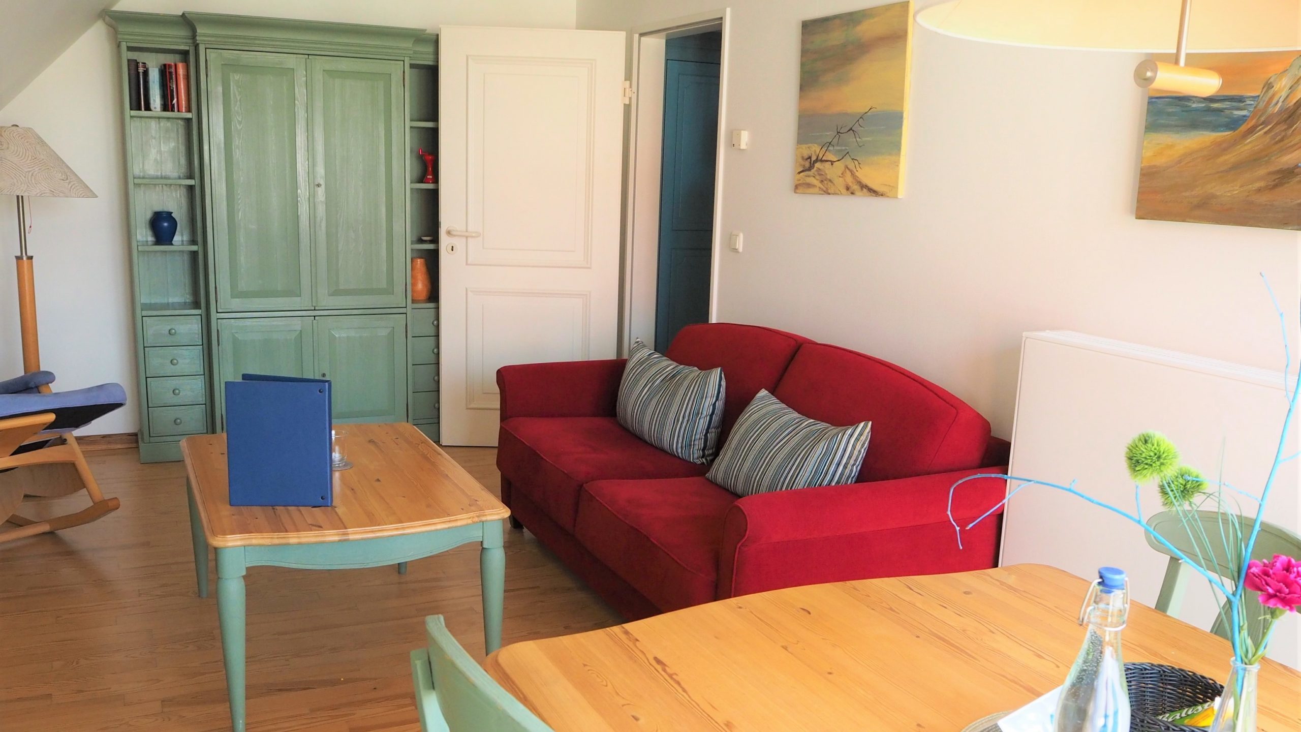 Wohnraum mit rotem Sofa im Appartement Obergeschoss