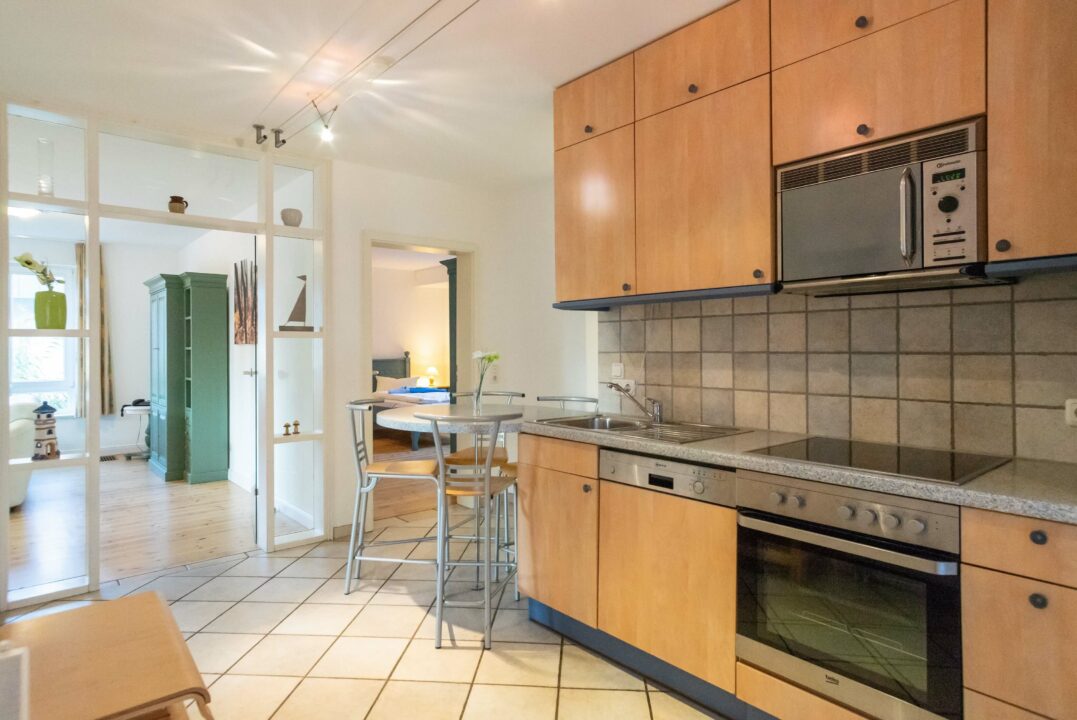 Offene Küche mit Backofen in der Ferienwohnung Erdgeschoss