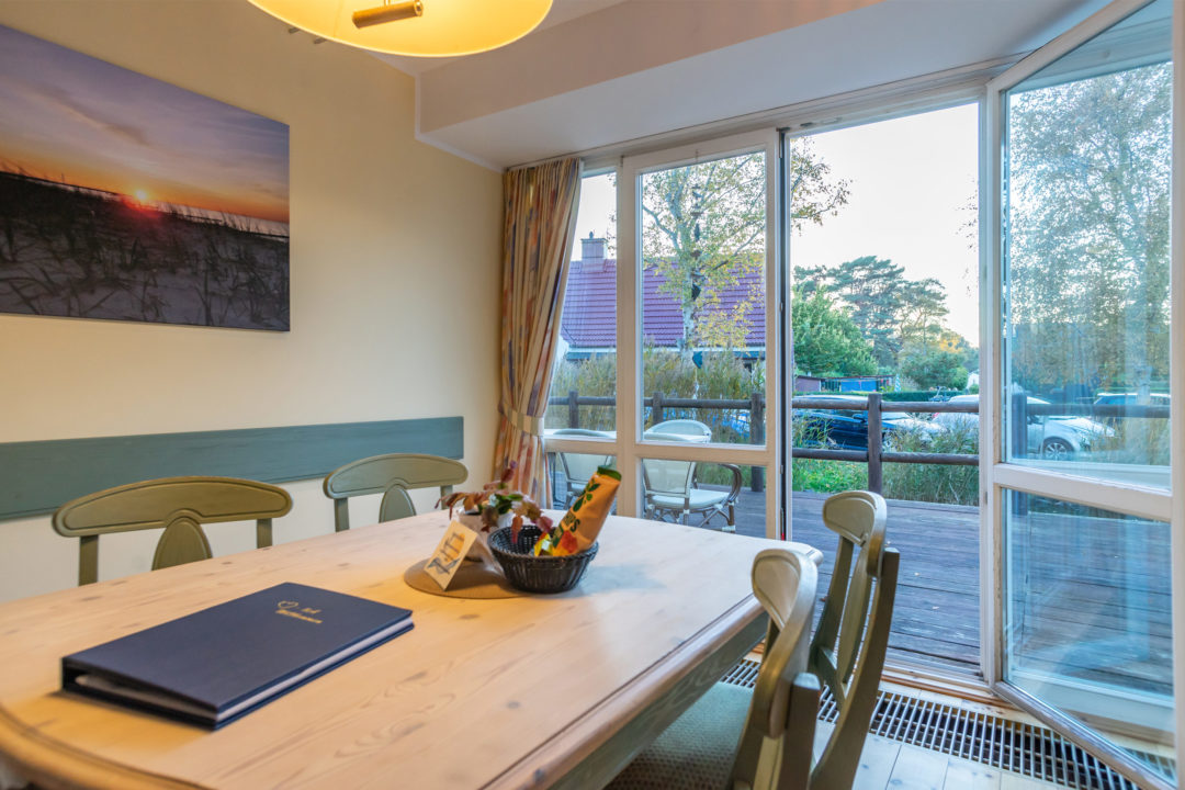 Wohnbereich mit Zugang zur Terrasse der Ferienwohnung Erdgeschoss